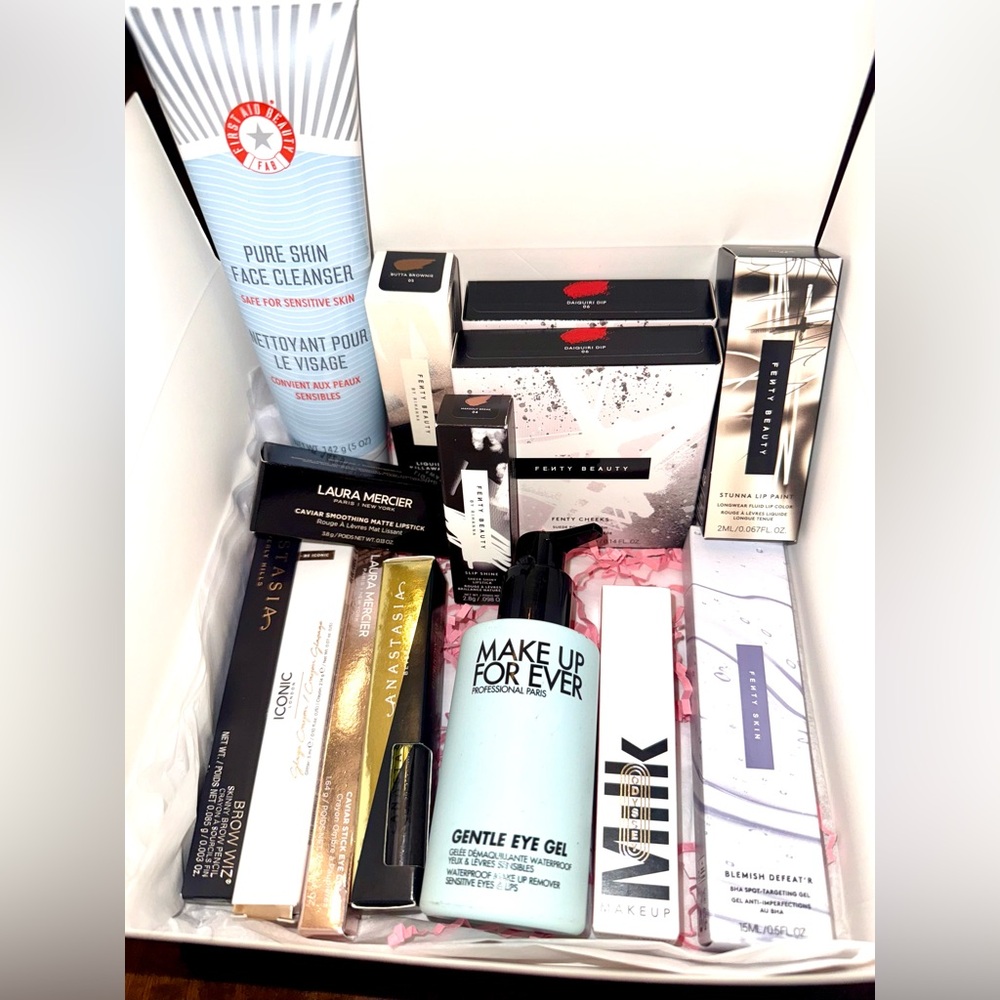 Mystery Beauty & Skincare Bundle - Picture 2 of 16